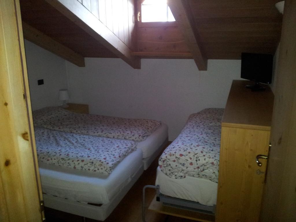 Chalet Del Sole Per Gruppi Livigno Cameră foto