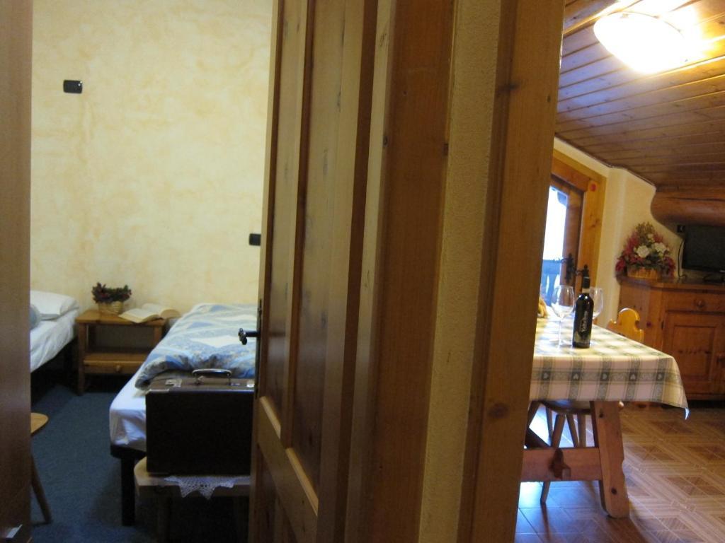 Chalet Del Sole Per Gruppi Livigno Cameră foto