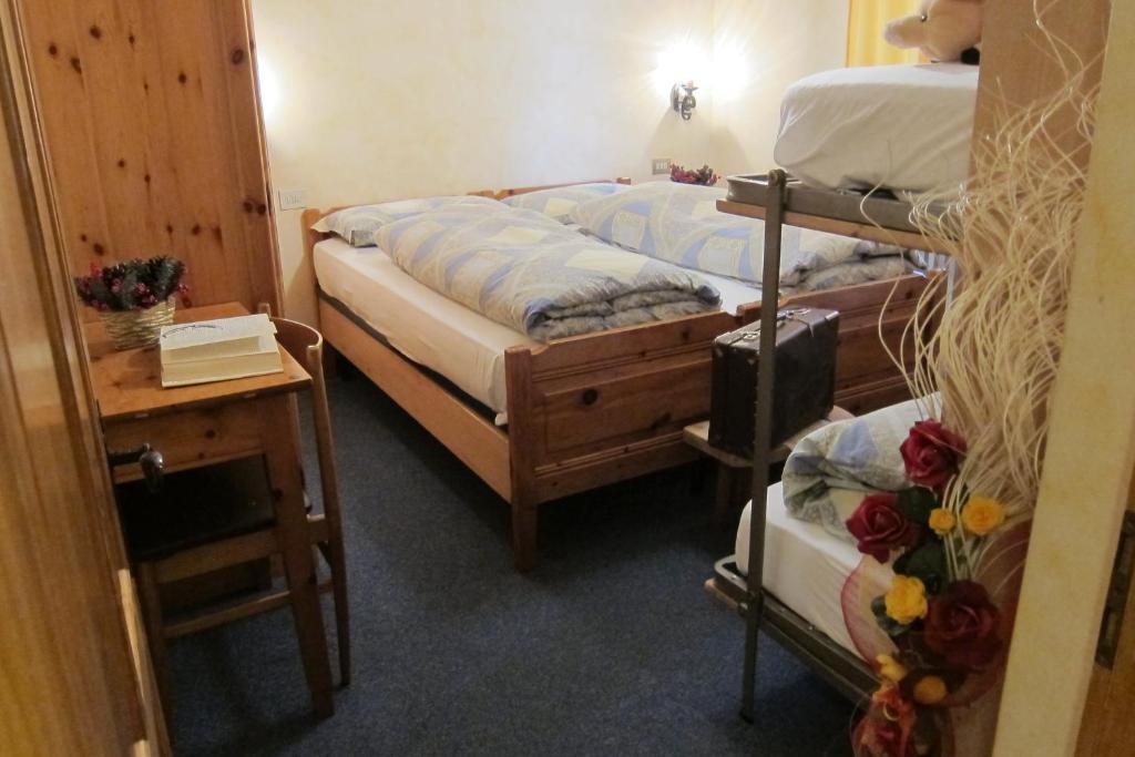 Chalet Del Sole Per Gruppi Livigno Cameră foto