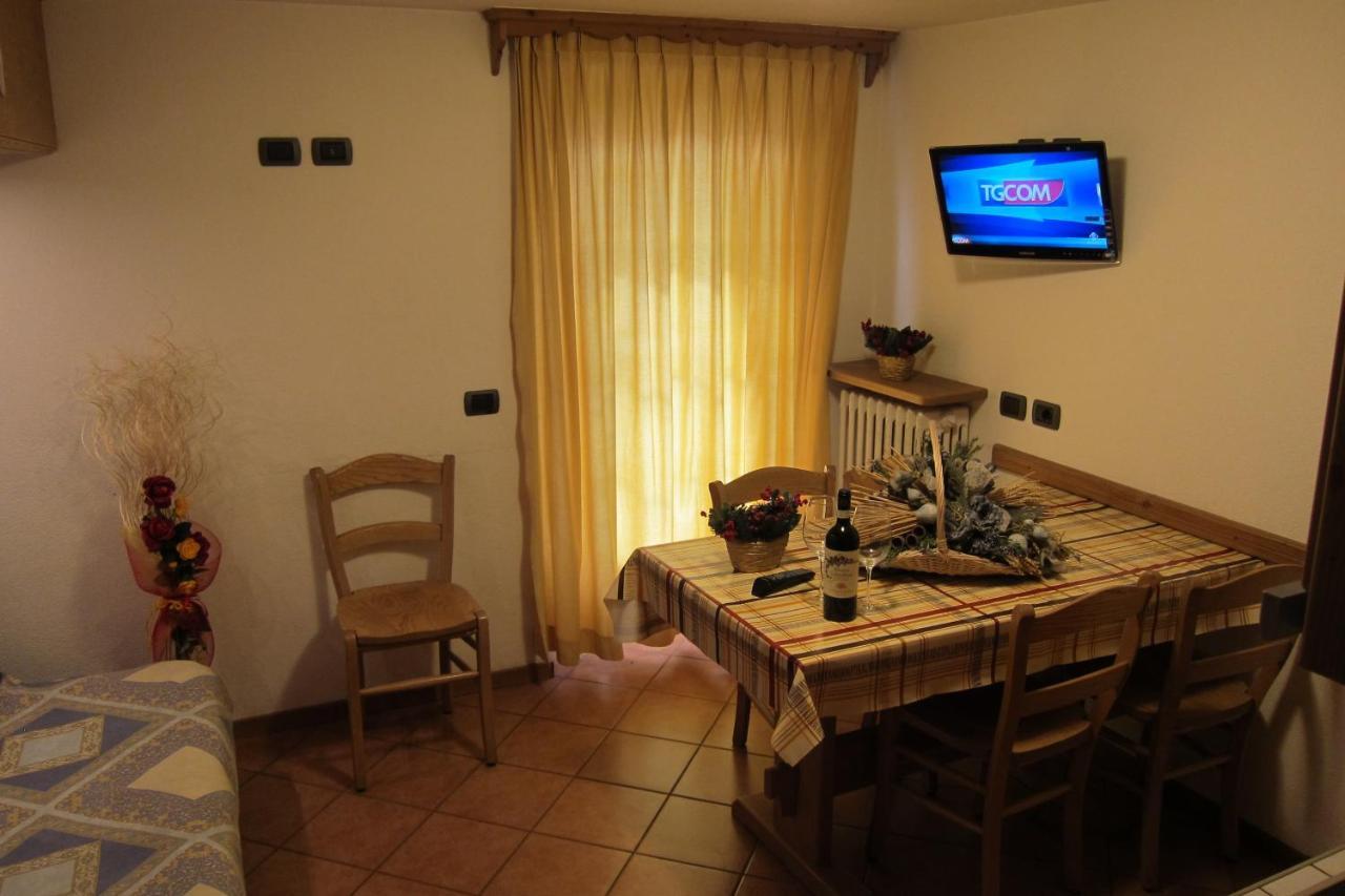 Chalet Del Sole Per Gruppi Livigno Cameră foto